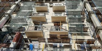 Жильцы-самого-длинного-дома-в-Мариуполе-скоро-вернутся-домой