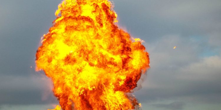 Украинский-беспилотник-атаковал-нефтебазу-в-ЛНР
