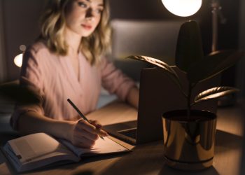 Исследование: яркий свет улучшает работу мозга и повышает бодрость