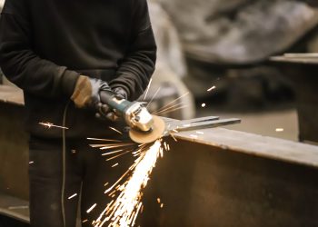 Металлургия и энергетика вошли в топ-5 самых высокооплачиваемых отраслей промышленности