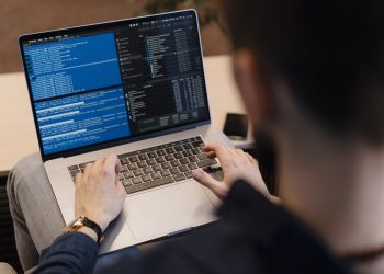 Эксперты рассказали, почему молодежь чаще выбирает IT-специальности