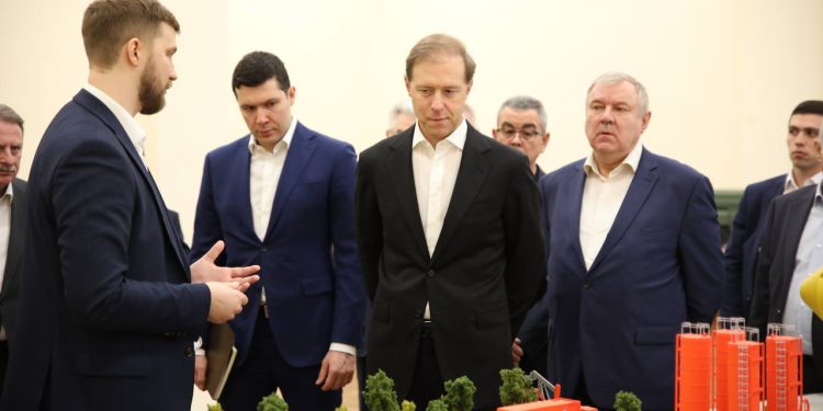 Денис Мантуров посетил Московский институт теплотехники