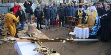 В Левобережном районе Москвы установлен крест на храме адмирала Ушакова