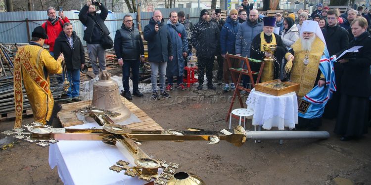 В Левобережном районе Москвы установлен крест на храме адмирала Ушакова