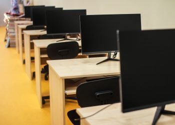 Зарплаты сотрудников образовательных центров Ярославской области выросли на 45-60%