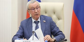 Сенатор Климов: рассчитывать на автоматическую отмену антироссийских санкций не стоит