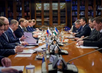 Денис Мантуров и Жамшид Ходжаев обсуждают рост двусторонней торговли