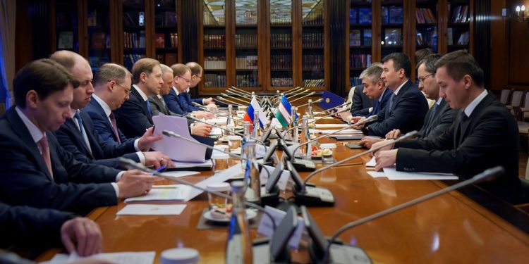 Денис Мантуров и Жамшид Ходжаев обсуждают рост двусторонней торговли