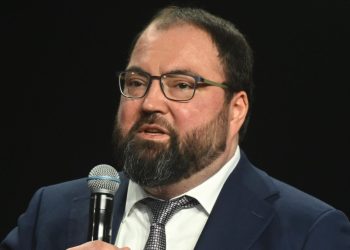 Шадаев заявил, что ИИ может заменить более половины госслужащих