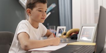 Исследование: почти половина родителей не разрешают детям использовать ИИ в учебе