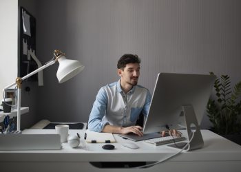 Исследование: 12% россиян опасаются потери работы из-за роботизации