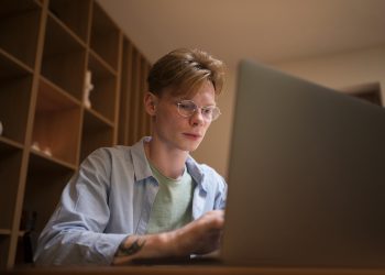 Российские компании активно интегрируют ИИ для создания учебных материалов