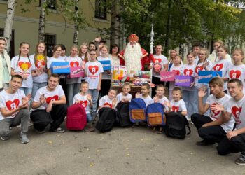 Великоустюгский центр помощи детям встретил Всероссийского Деда Мороза с подарками к 1 сентября