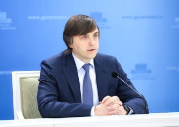 Кравцов подчеркнул важность обучения школьников как возможностям, так и рискам ИИ