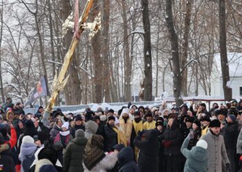 В Левобережье воздвигли крест на строящемся храме святого Феодора Ушакова
