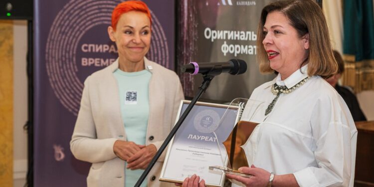 Календарь не просят убрать со стола