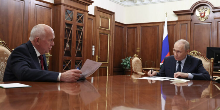Путин заслушал доклад Чемезова о рекордной выручке Ростеха в 4,5 триллиона