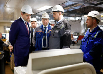 Алиханов проинспектировал судостроительные и фармацевтические предприятия