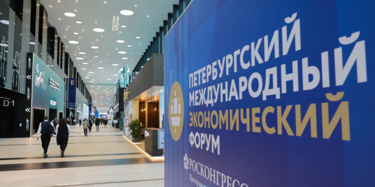 Форум в Петербурге открылся сделками на десятки миллиардов рублей