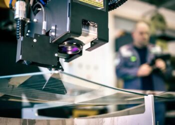 Роботизированный лазер заменит ручной труд в производстве авиастекла