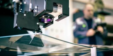 Роботизированный лазер заменит ручной труд в производстве авиастекла