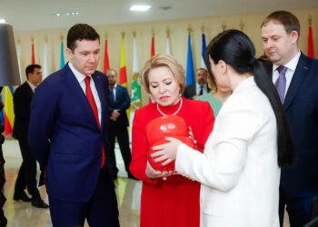 Матвиенко и Алиханов вручили награды мастерам НХП в 10 номинациях