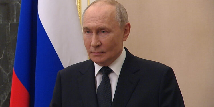 Путин: флот укрепляет морскую мощь страны