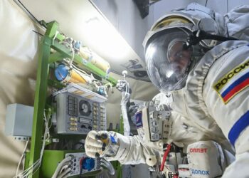 Космонавты сдают экзамены по стыковке и выходу в космос