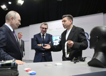 Роботов, дроны и ИИ-сервисы показали Путину в Нижнем Новгороде