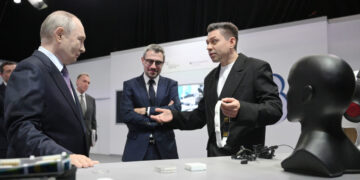Роботов, дроны и ИИ-сервисы показали Путину в Нижнем Новгороде