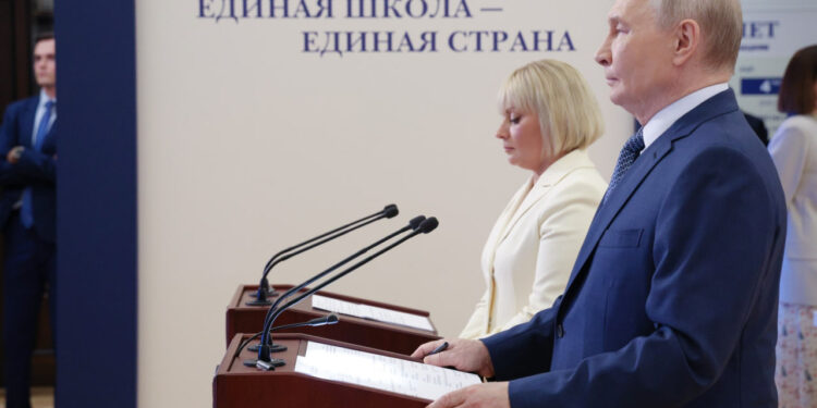 В школах введут предметы по ИИ и героям СВО