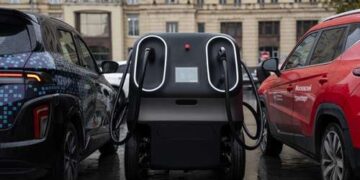 Зарядная станция-робот сама приезжает к электромобилю