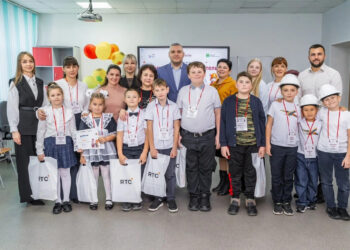 Школьники ЕАО прошли практику на авиационном производстве